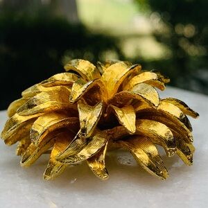 Vintage Gold Tone Dimensional Flower Brooch